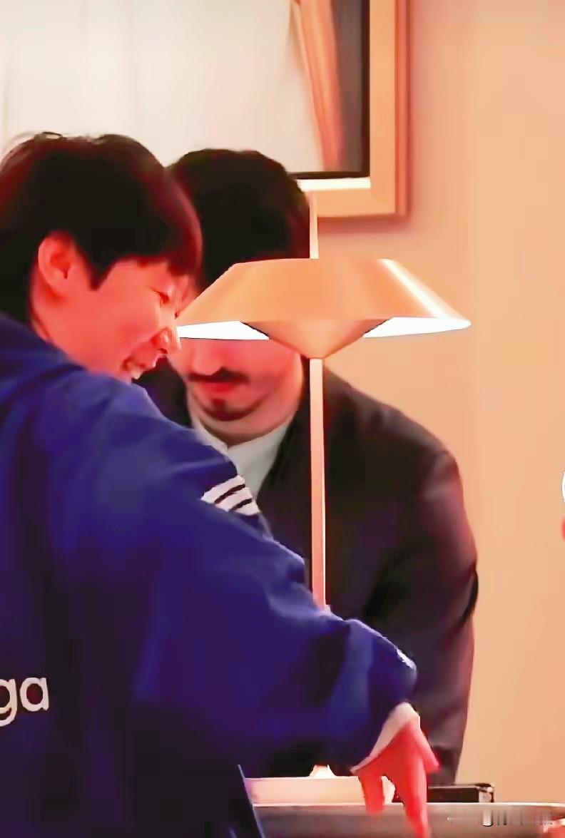 笑死了！王曼昱和陈熠去酒店入住，陈熠一听是英语，懵了，赶快躲到鳗鱼后面！鳗