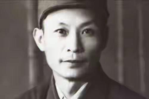 1955年授衔他只够大校，毛伟人看到名字皱眉，提笔改成中将说起这事儿，还得先