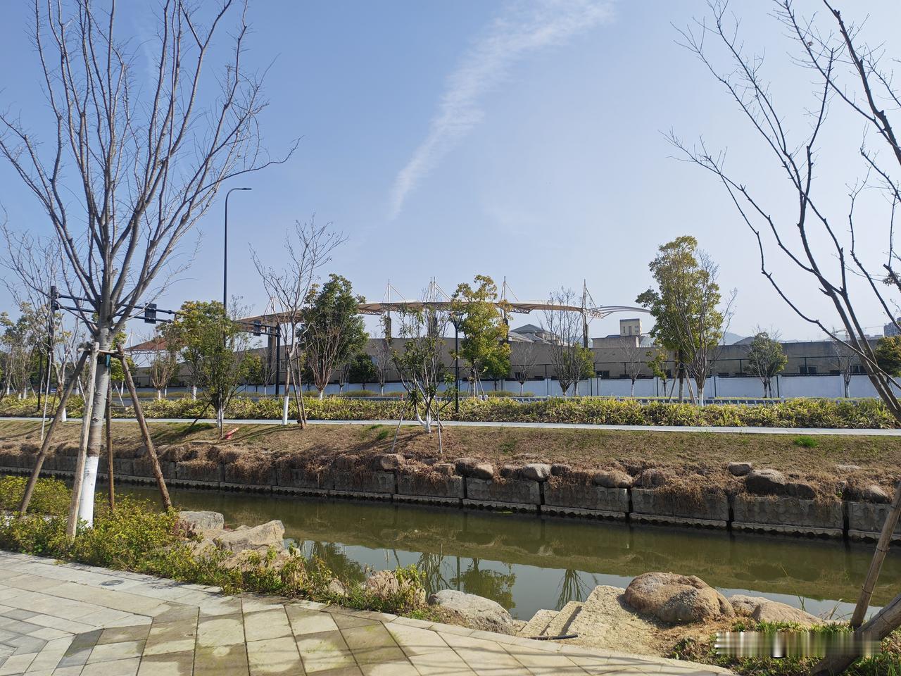 很多人已经上班了，还有一批人，明天正月初八星期一正式上班。小区里白天停的车，