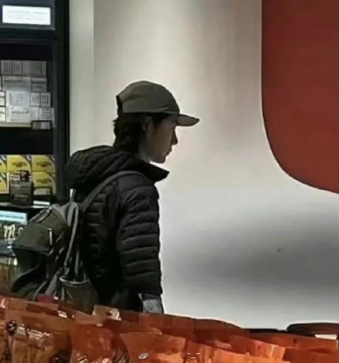 有网友偶遇王一博，来看看路人镜头下的帅哥状态怎么样？如果不说名字，你能认出来吗？