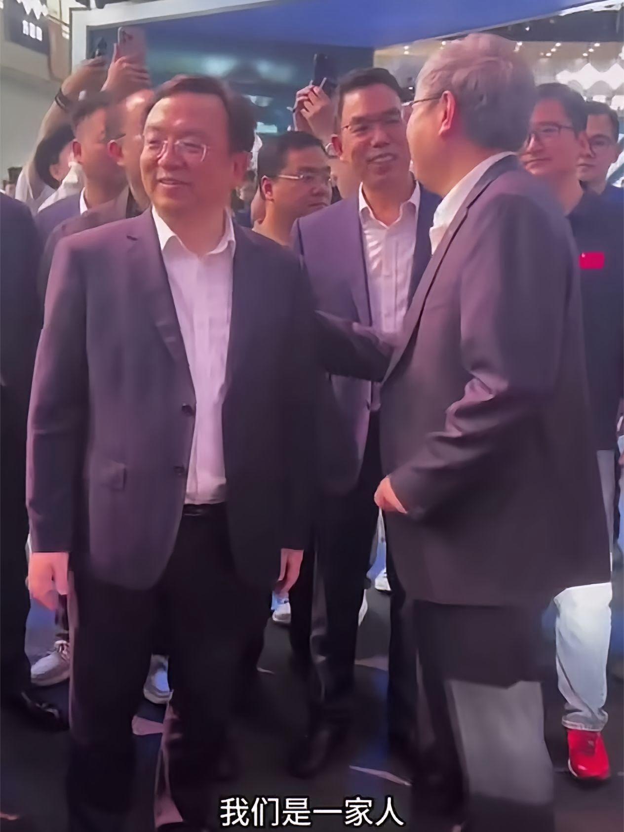 奇瑞汽车董事长尹同跃对王传福说:“我们是一家人！”，而比亚迪汽车创始人王传福立马