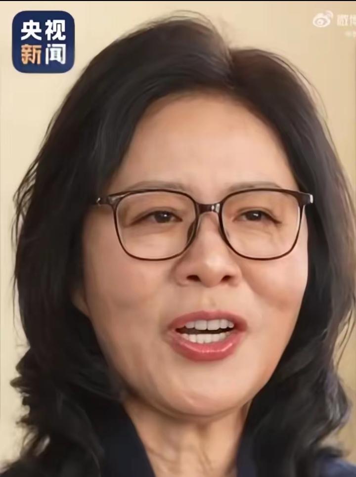 郎平接受《面对面》记者采访，记者提到我们还想让您再回来，再当教练时，郎平先笑了起
