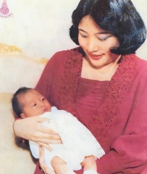 帕公主去世，泰王都留下了热泪两行，但最伤心的还属她的亲妈颂莎瓦丽。颂妃只有这