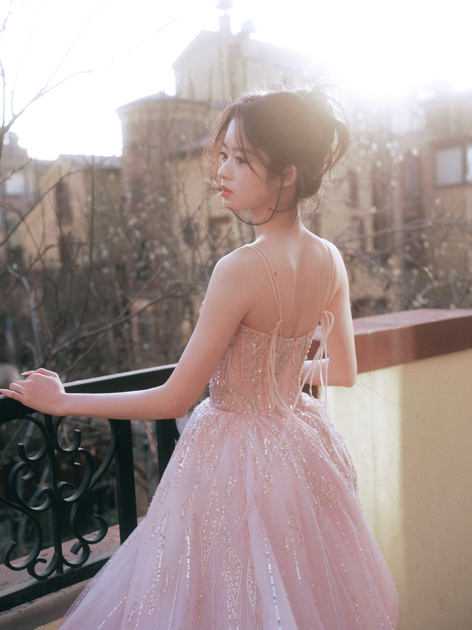 粉色吊带裙清甜又贵气，黄杨钿甜好有少女感，童星到科班小花的蜕变，太美了！微博之