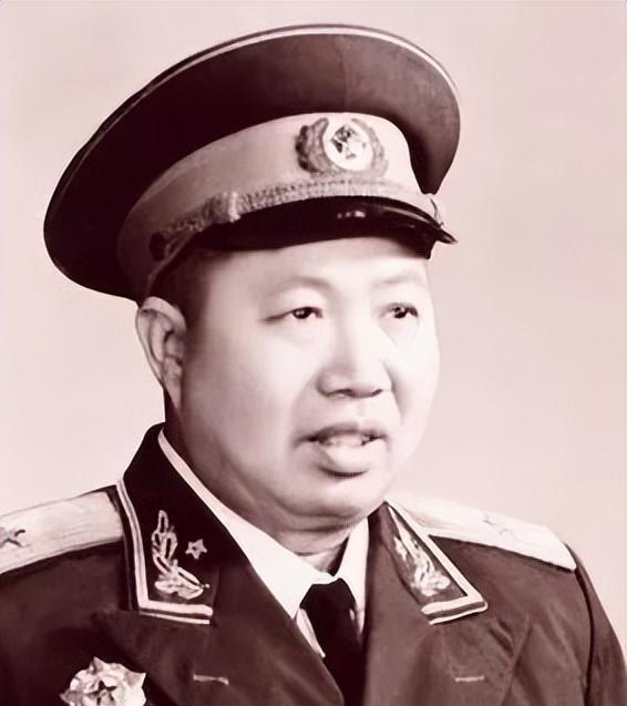 1949年金门战役失利后，前线总指挥被连降三级，调离职位，1955年因此错过少将
