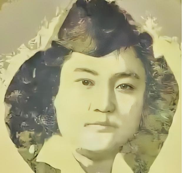 1940年，军统女特工王宝云被绑在老虎凳上，已经加到第三块砖，她疼得大汗淋漓。日