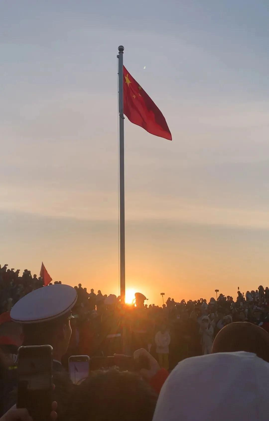 藏不住了！氛围感直接拉满！5月1日凌晨，山东泰山迎来大批五一登顶游客，众人身