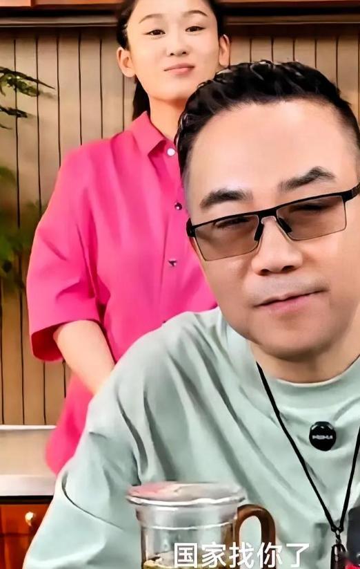 看笑了！郭德纲刚被立案调查，杨议立马开直播拍桌叫好：郭德纲改红歌，这回国家教你做
