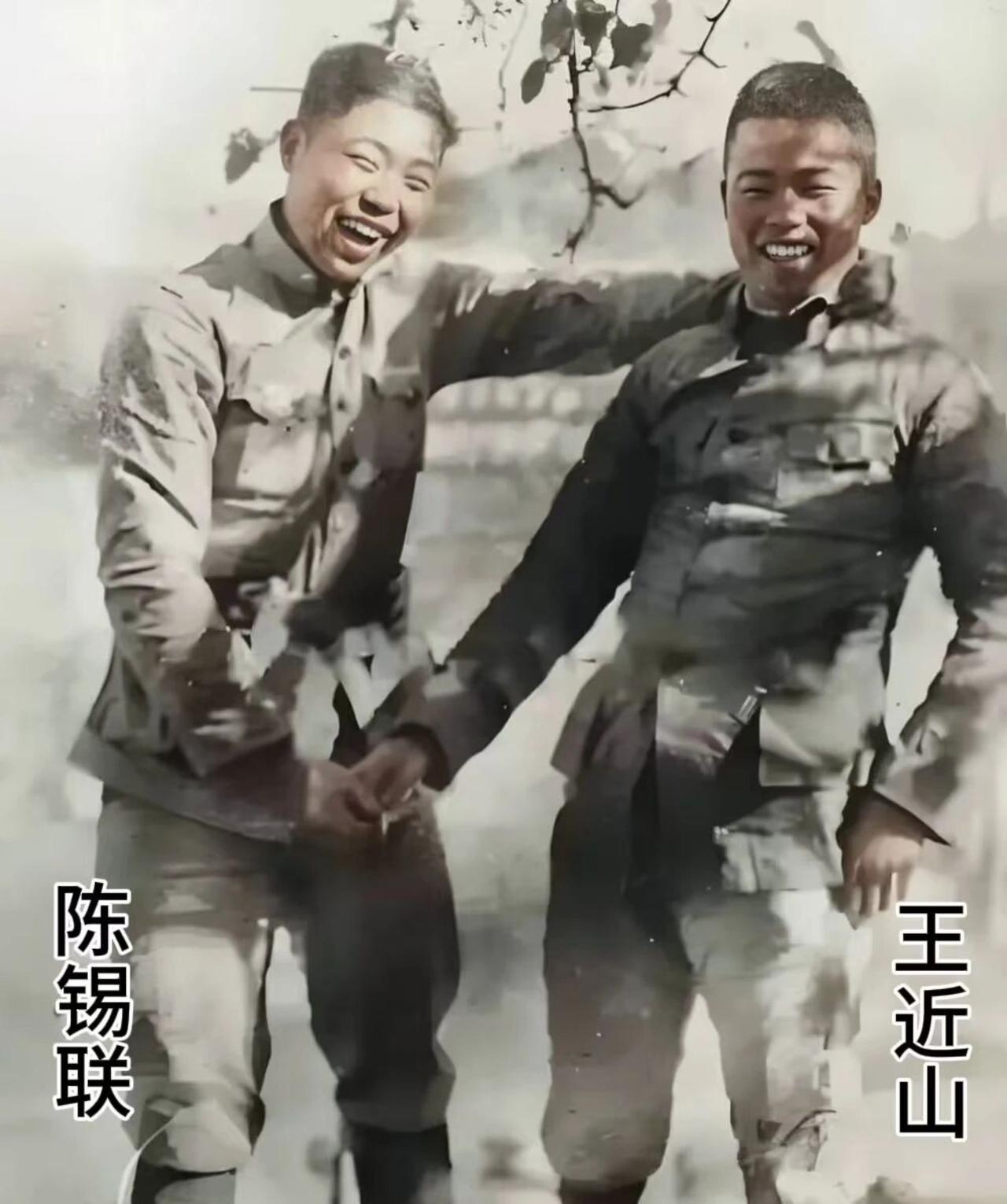 1937年，一张老照片留下了两位年轻战将的身影。他们是来自湖北红安、同年出生的陈