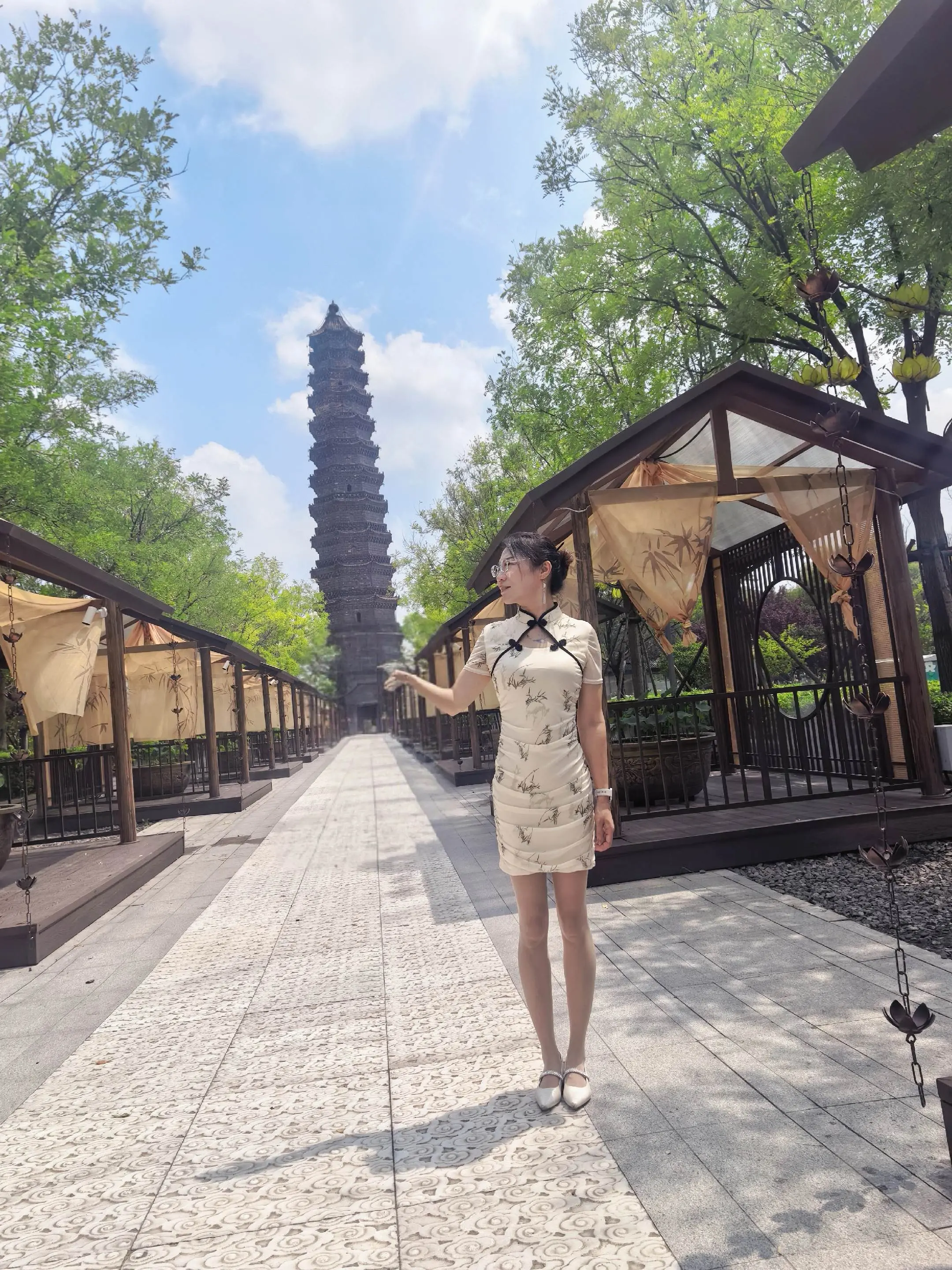 铁塔公园。旗袍更适合我。