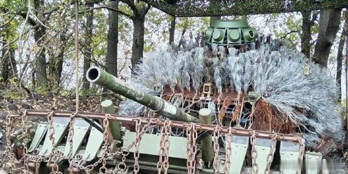 英国《电讯报》报道，乌克兰和西方被俄军的古怪发明惊到：乍一看，坦克装甲上像顶着一