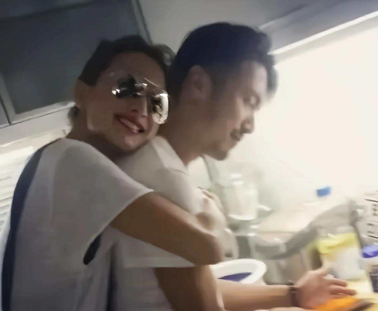 45岁谢霆锋冲上热搜，不是因为女友王菲而是妹妹谢婷婷近况曝光45岁的谢霆锋突然