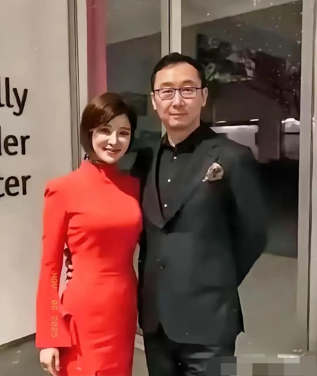 这位嫁给大人物的美女主持人，你能认出是谁吗？胡蝶是央视优秀新闻主播，形象端庄大方