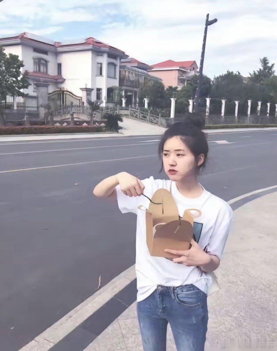 早期的一些稚气～这个时候稚嫩的好看，现在是成熟性感的好看，不同的阶段展现的美淋漓