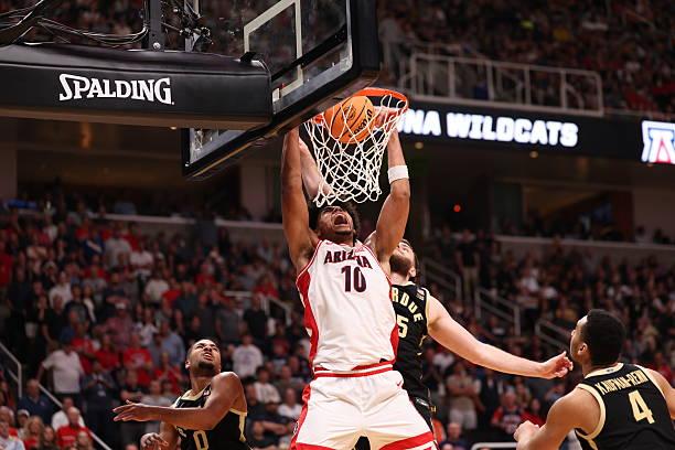 NCAA精英八强战，全美第2号种子亚利桑那大学以79比64战胜了全美第8号种子普