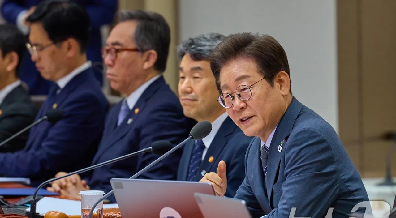 【韩国总统李在明承诺改善公务员收入】韩媒《新闻1》消息：韩国总统李在明近期称，对