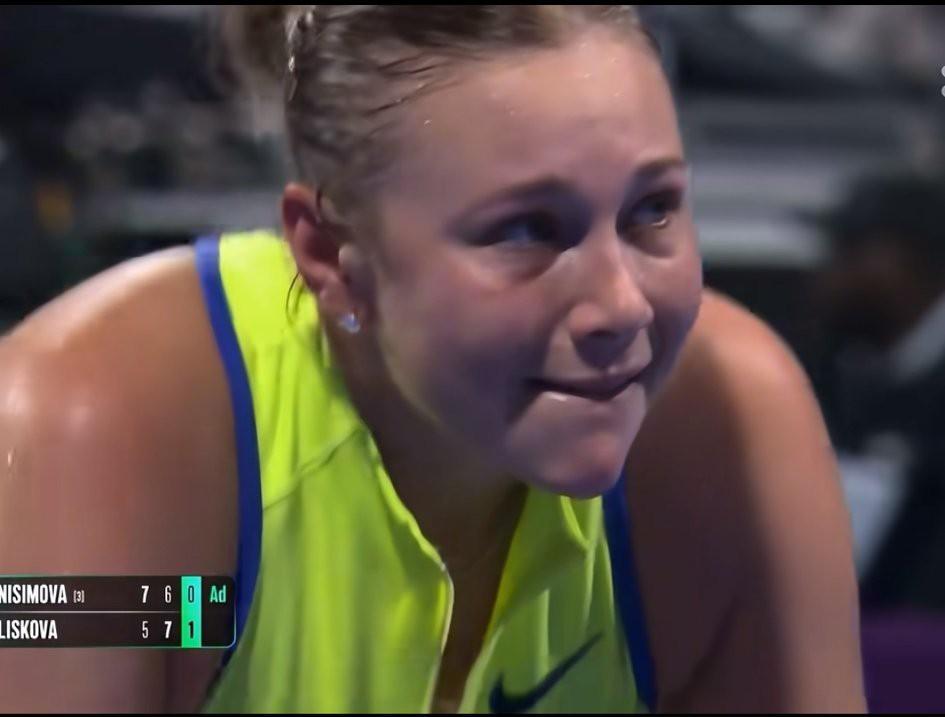 多哈站卫冕冠军阿尼西莫娃决胜盘1:4落后的时候选择退赛，从而以1:2的比分不敌世