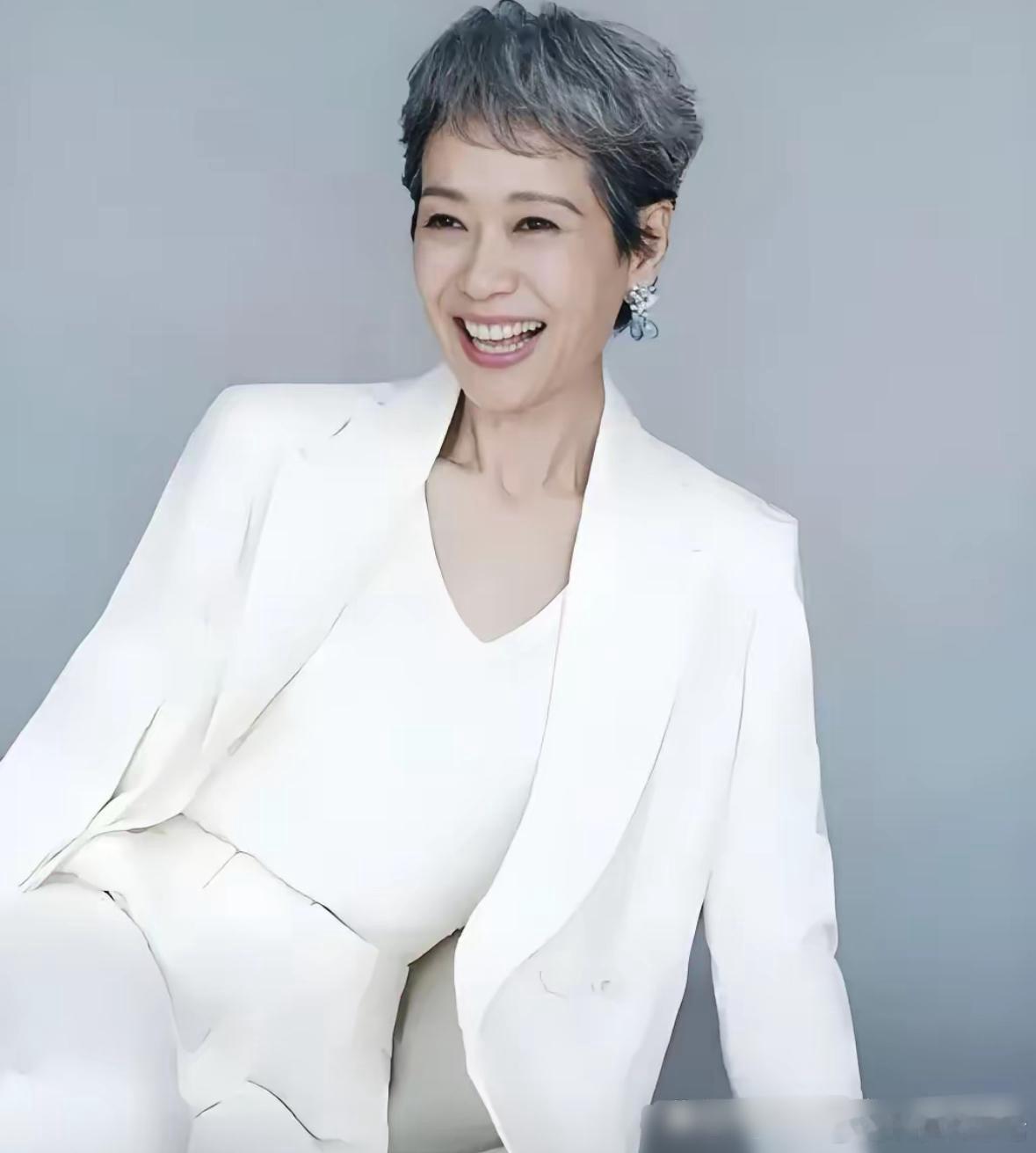 叶童说，我哥哥现在做保安，我不会帮他，我一生只见过他3次，要怪，就怪父母太偏心，