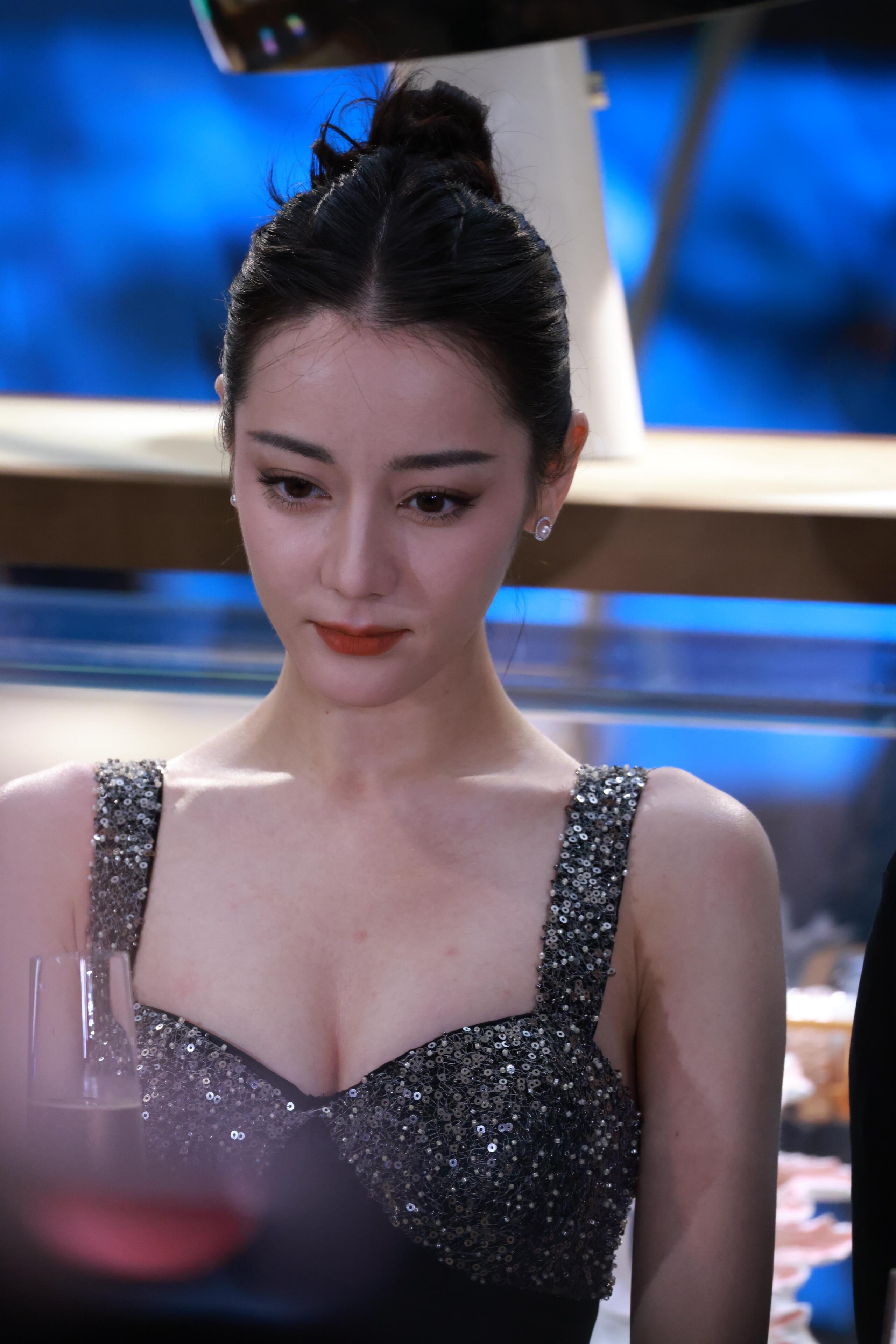 迪丽热巴胸前也会长痘痘的呀！