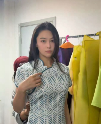 张馨予晒人生第一个舞台剧！素颜穿旗袍好惊艳​​​