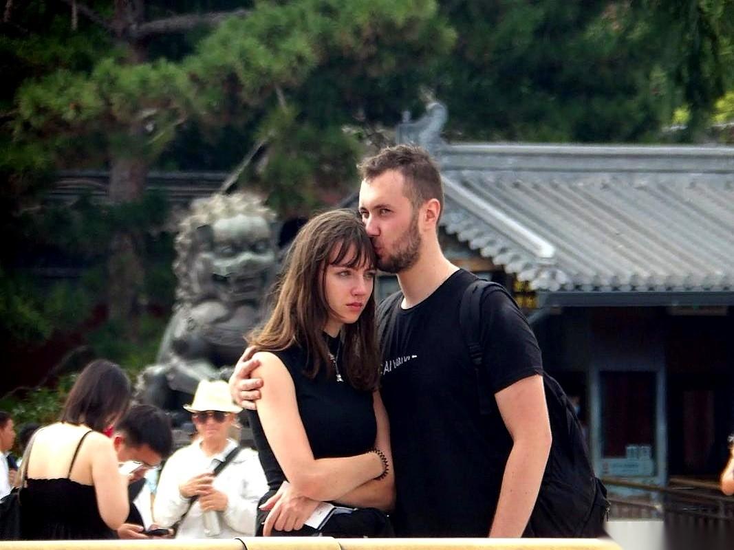 最近来中国旅游的老外，回去后好像都得了一种“后遗症”。他们开始疯狂在网上发问，