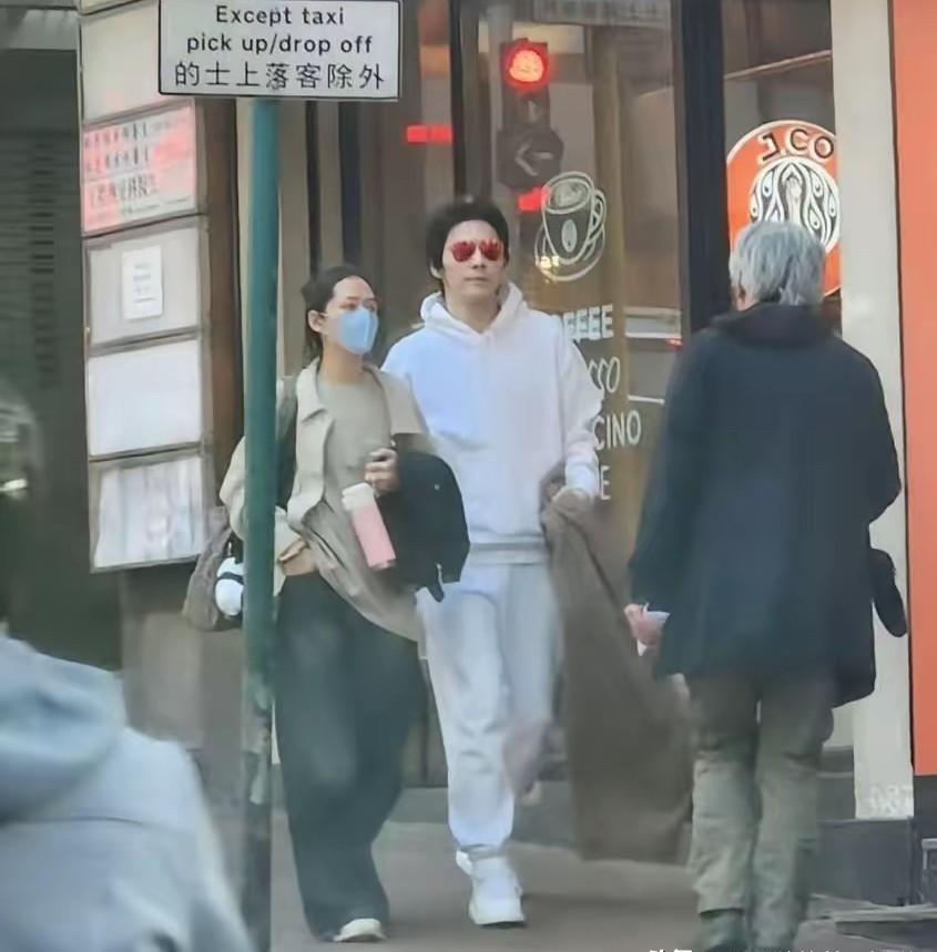 向佐不穿女装的时候，杀伤力更大。狗仔镜头里，他替郭碧婷提着所有购物袋。妻子空