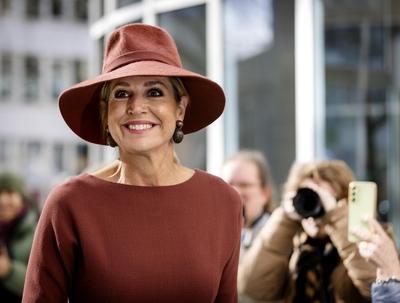 荷兰马克西玛王后出席海牙乐施会70周年庆典第一眼看去就被她的气质吸引住了好