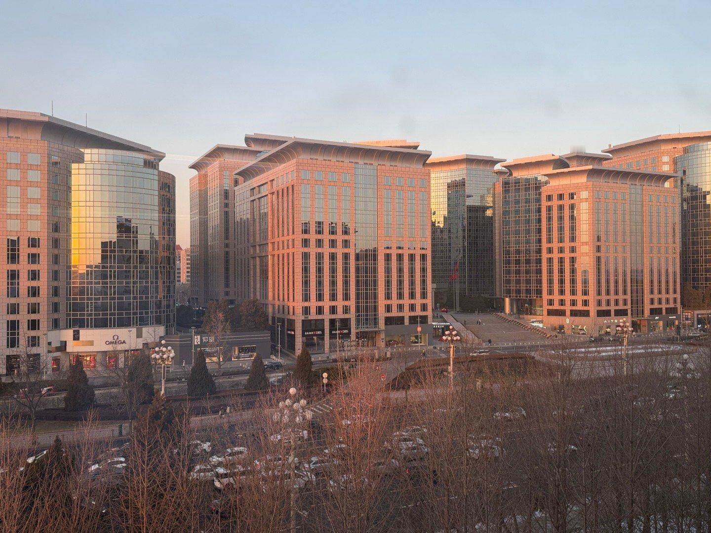 长安街王府井，原先这一排全是国际奢侈品，现在这一排全是造车新势力