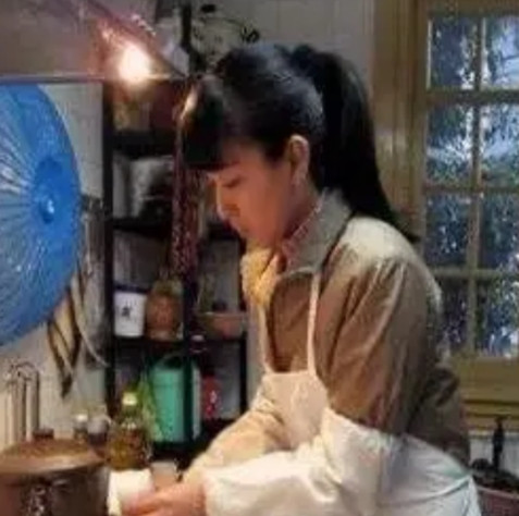 泪目了！16岁流浪女孩做保姆，深得雇主一家喜爱，两年后，雇主对她说：“从明天开始