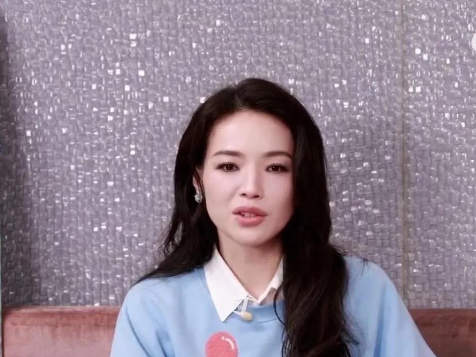 近日，女星舒淇在接受郑裕玲采访时，分享了自己的婚姻生育观，并透露一直想要小孩却未