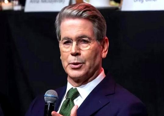 面对镜头，美国财长贝森特冷静下来终于说出了心中的话：中国是美国在现代史上从没见到