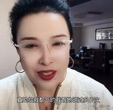 “佑妈”不吃猪肉，多次提醒崔阿扎仍记不住。在佑妈直播时也