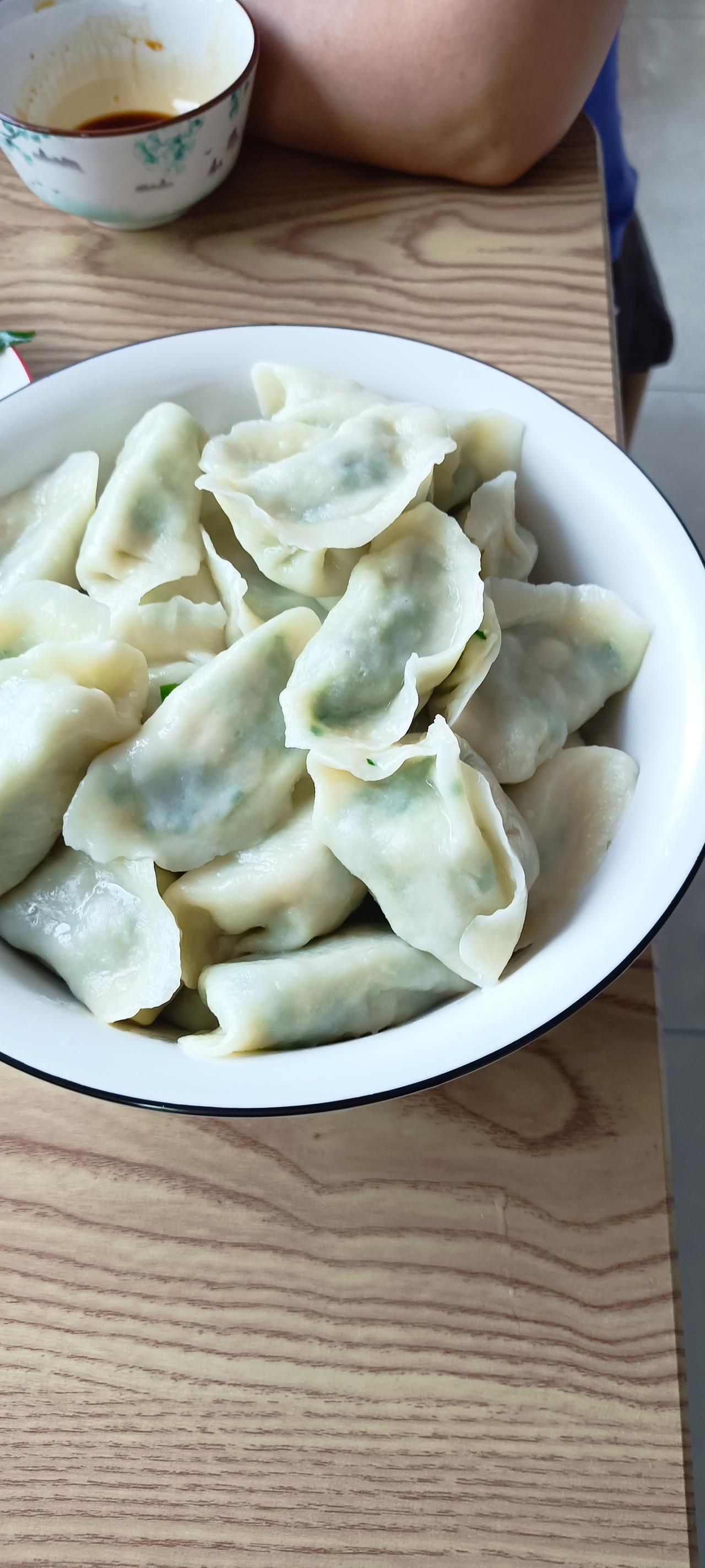 三姐夫好像看出来我老公不乐意了，他出去买菜，晚饭也是他做的。面都和好了，才喊三