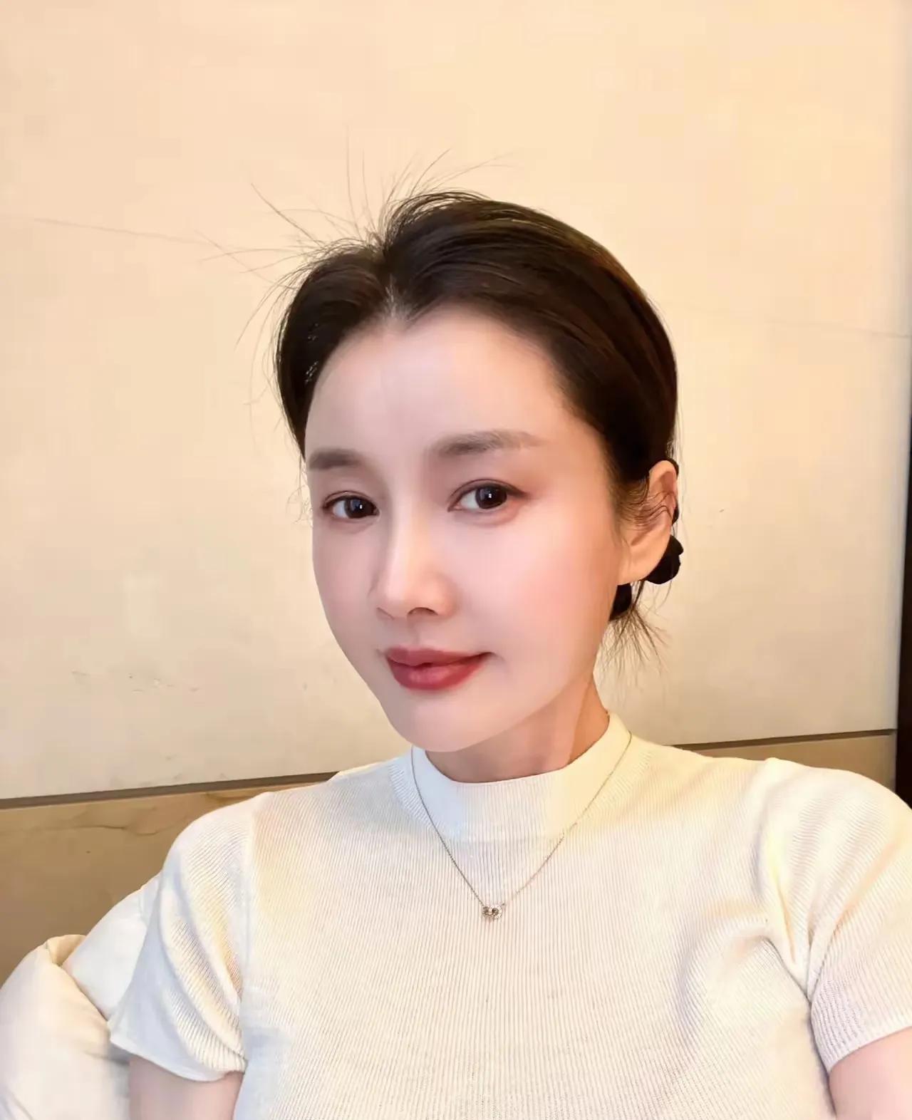 昨天我表妹离婚了，我真的为她感到惋惜！五十岁的她，刚结束职业生涯，步入退
