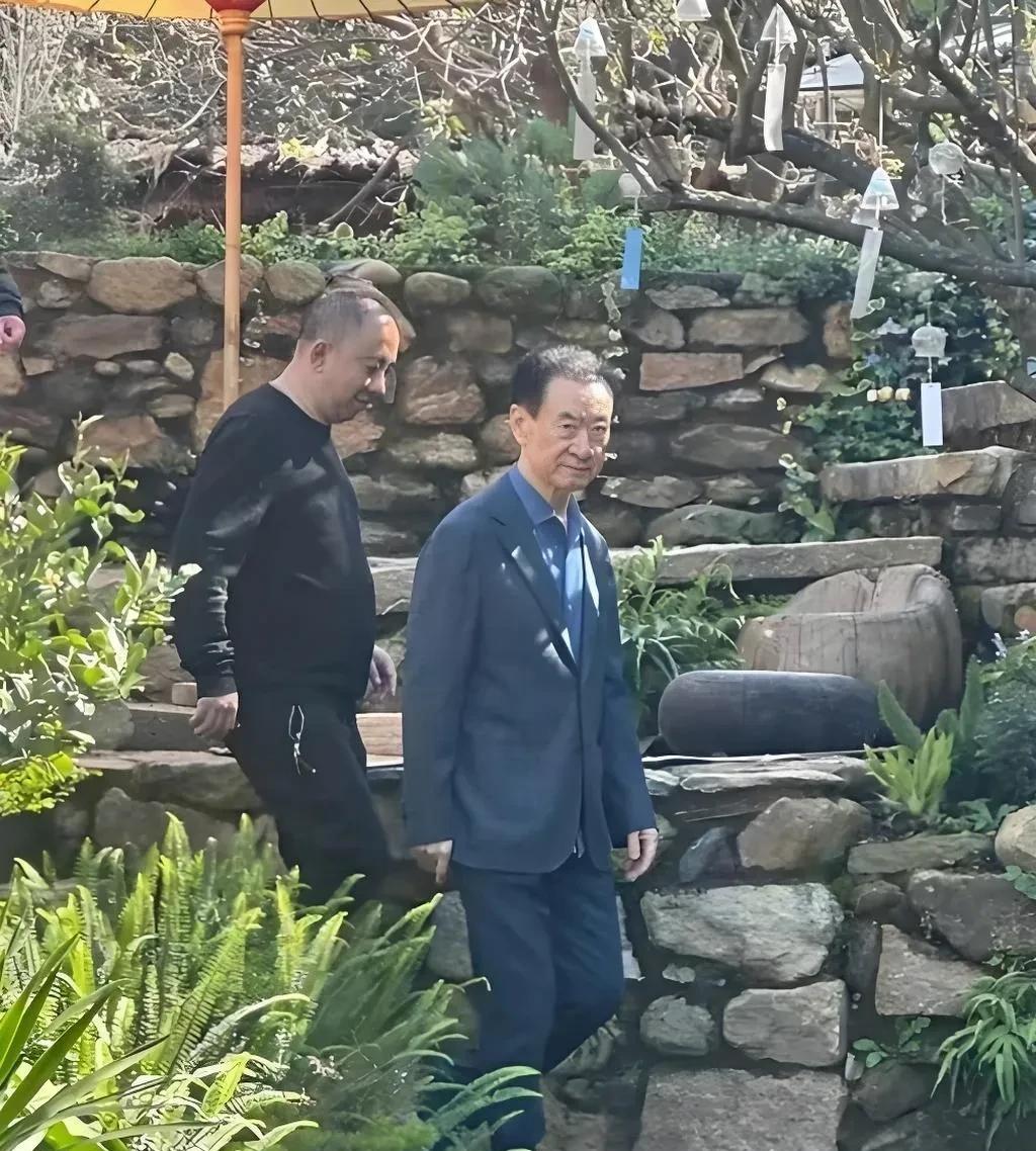 王健林自己没有移民跑路，儿子也没有改国籍，卖万达还债，什么都卖了就是没卖国。现在