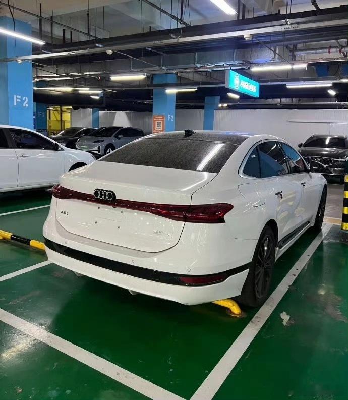 朋友们先别喷这是全新一代国产奥迪A6L的纯电版……[捂脸哭]这个白色和角度确实不