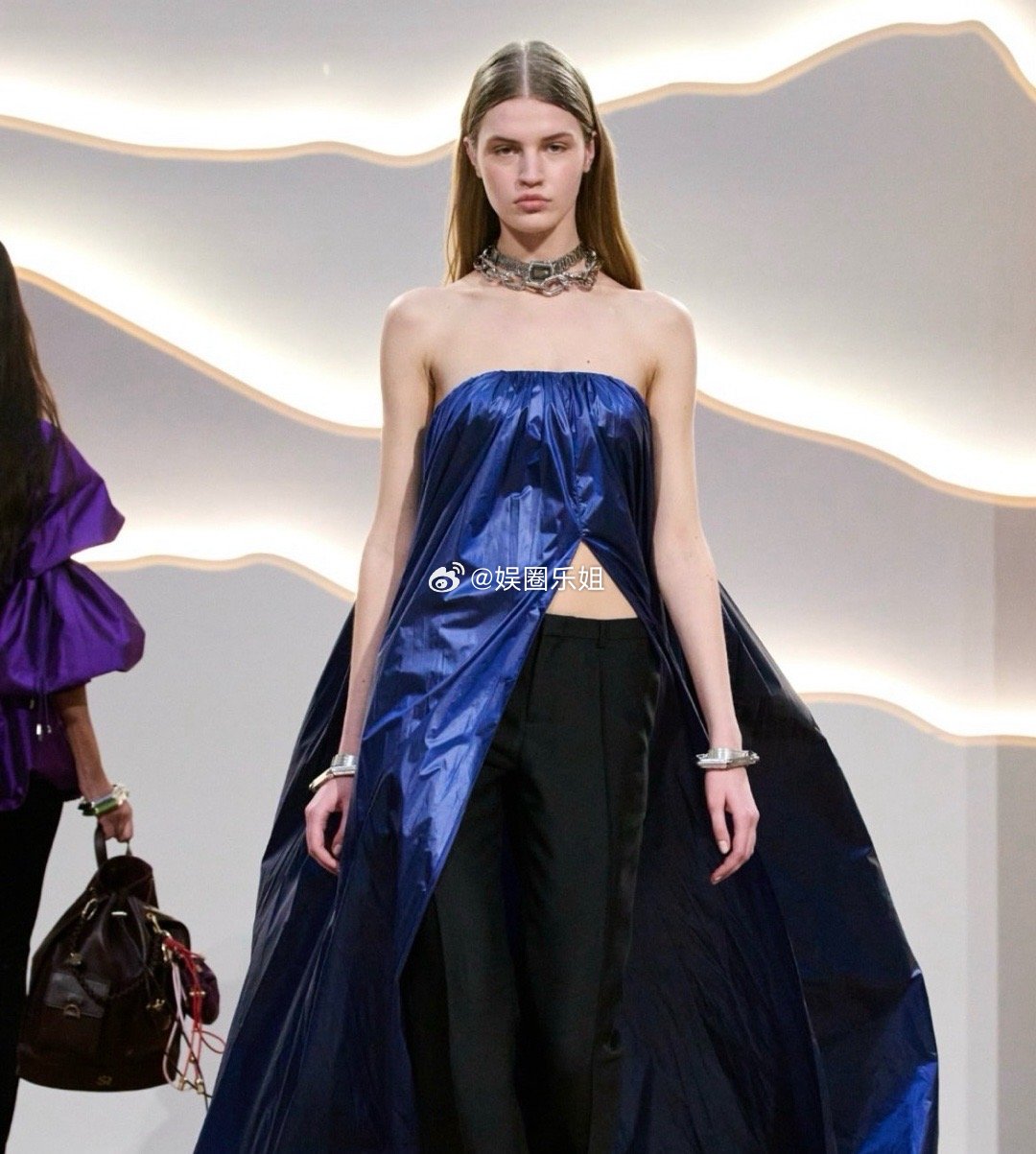 SIRIVANNAVARI2026/27秋冬系列于米兰时装周第惊艳亮相！思蕊