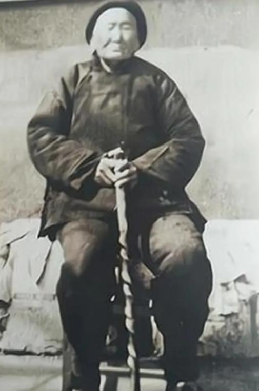 1941年，一位老妇人请“汉奸”侄子吃饭，突然压低声音说：“孩子，给我弄300发