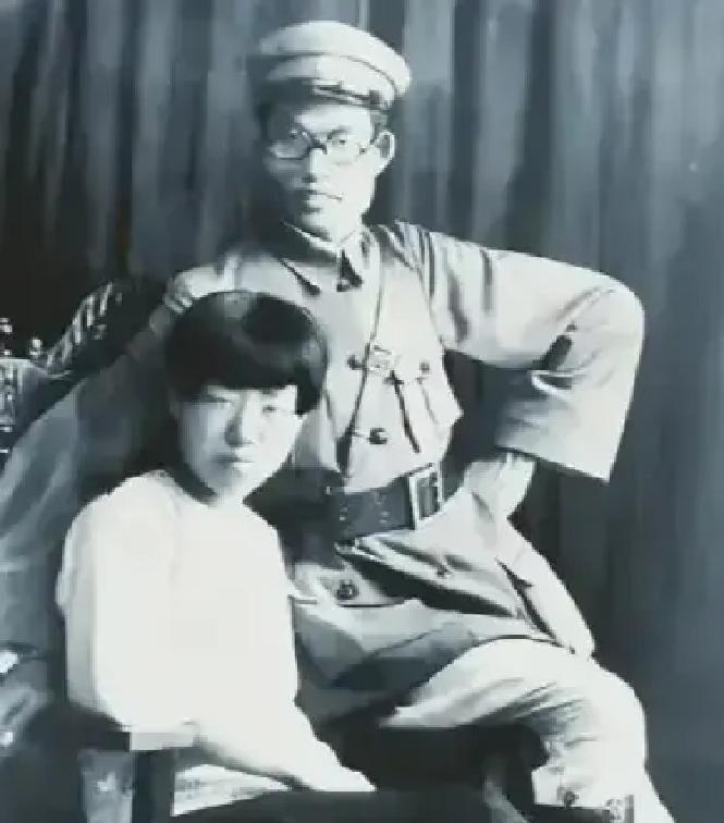 1940年延安，朱仲芷和萧劲光离婚。她把孩子的名单推过去，萧劲光签字时笔尖顿了顿