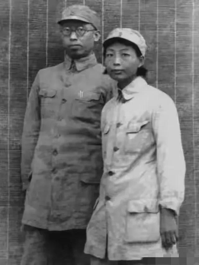 当年，林月琴改嫁罗荣桓元帅后没多久，她传说中牺牲的前夫就回来了，这下太尴尬了。毛