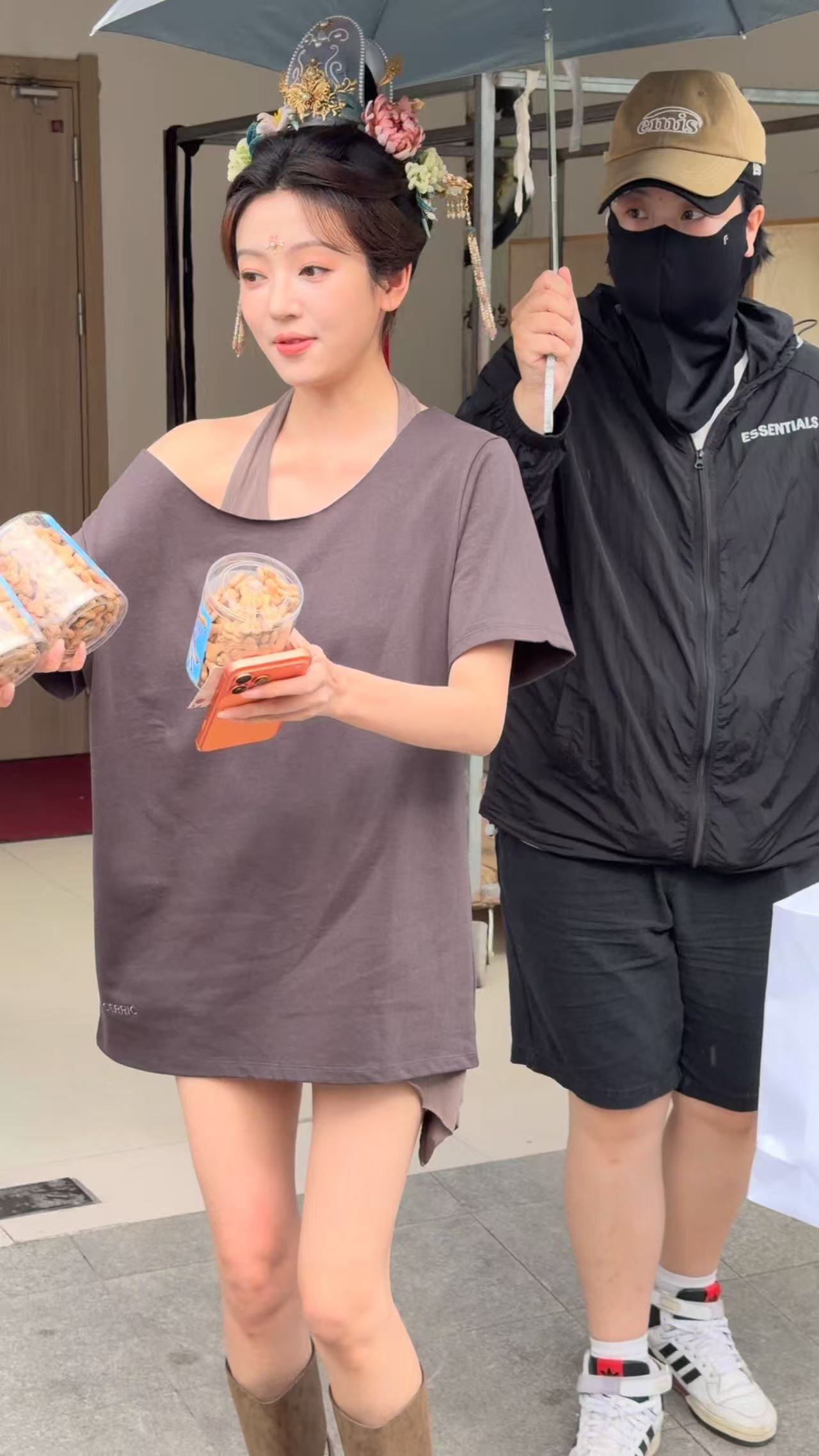 谁又惹何瑞贤高兴了何瑞贤剧宣背后定有高人指点绝对就是感受到了满满的快乐了呀，真