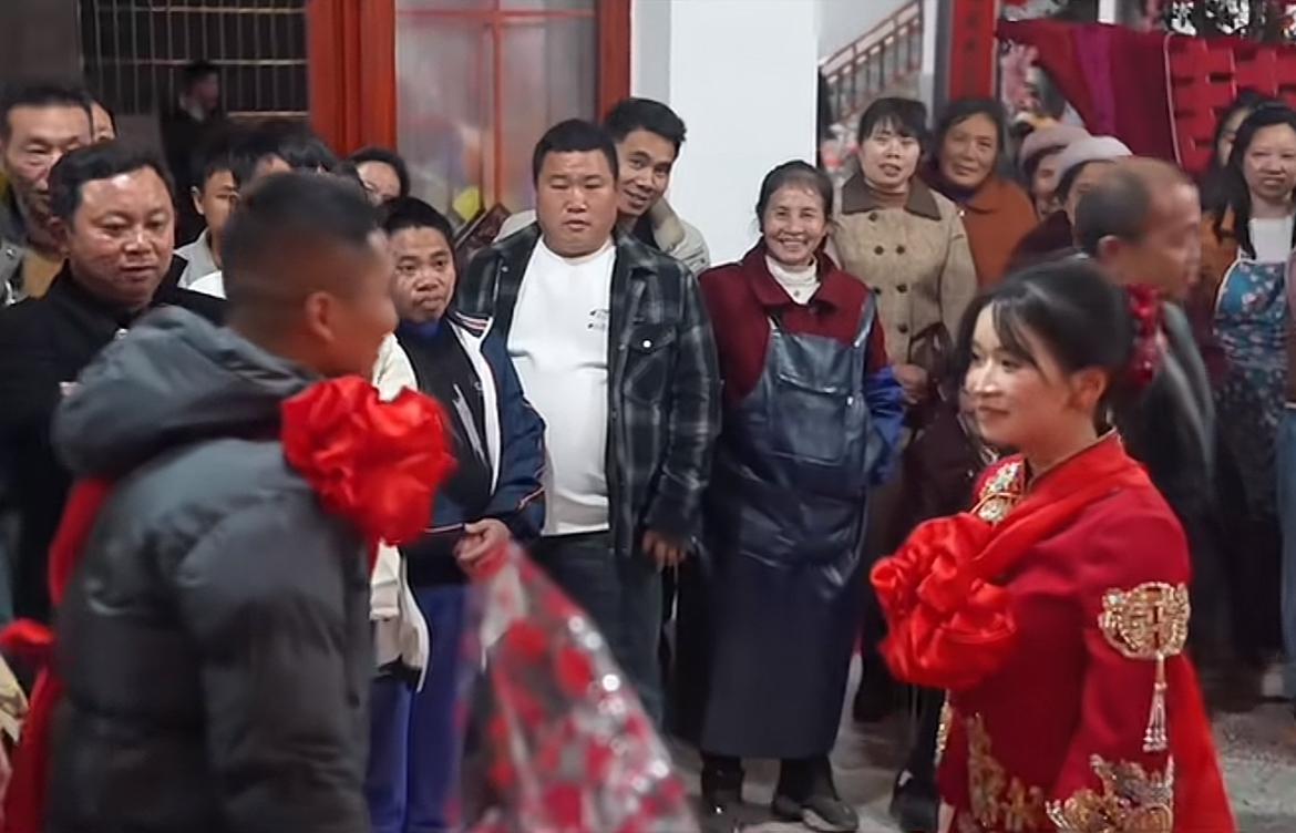 我刚嫁过来的时候都懵了，老公的大姐今年都62了，比我婆婆还大两岁，过年凑到一起，