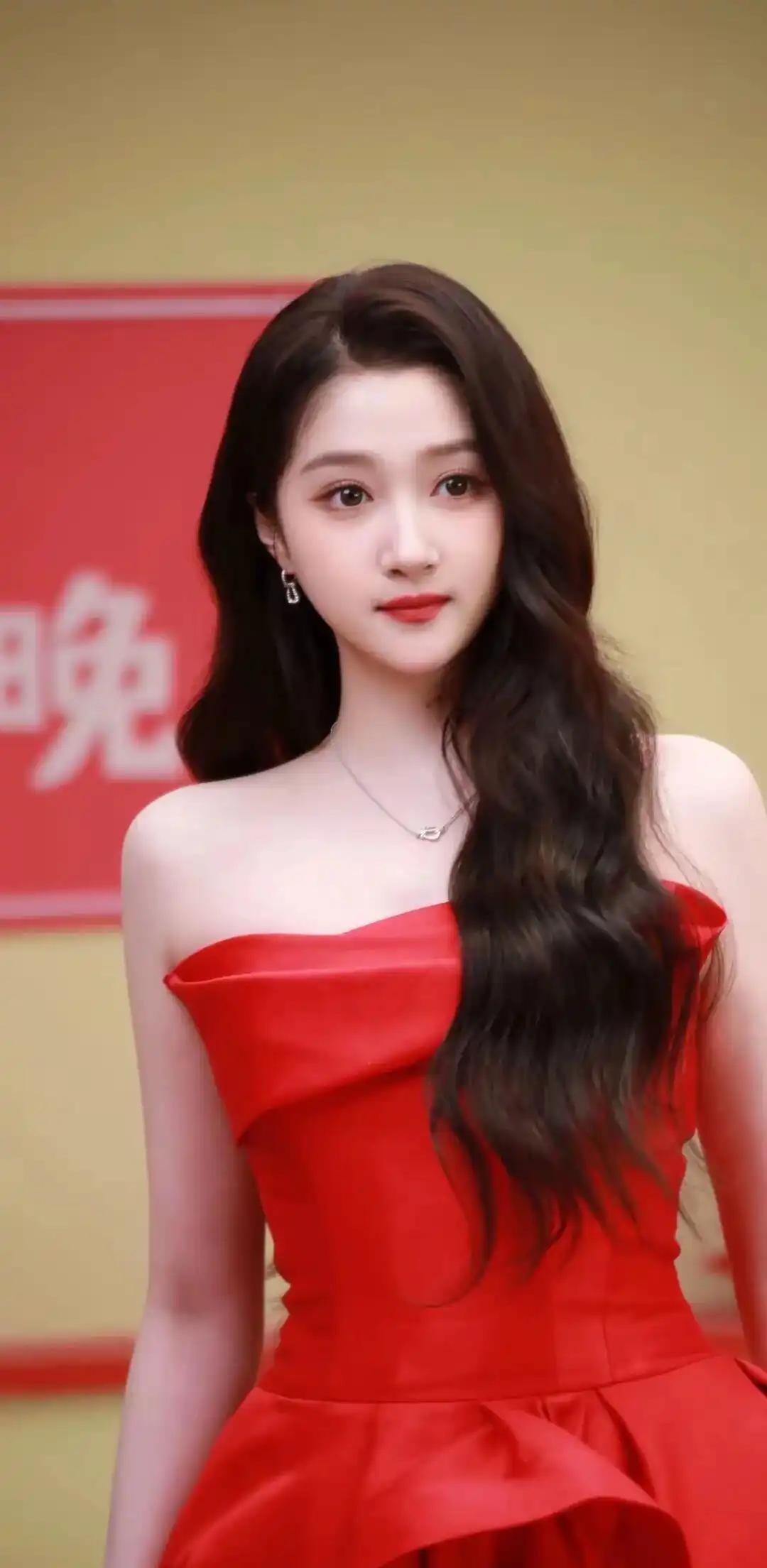 内娱难以和搭档有cp感的三位女星，谁最惨？第一位，关晓彤。五官浓颜系、身材高挑