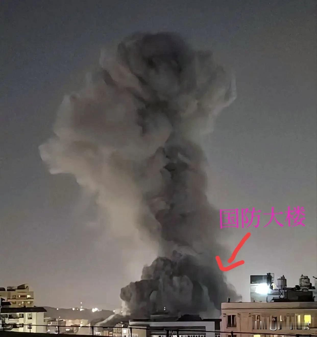 这还怎么停火，伊朗国防大楼被袭击就在刚刚伊朗国防大楼突然冒出滚滚黑烟，明显就是