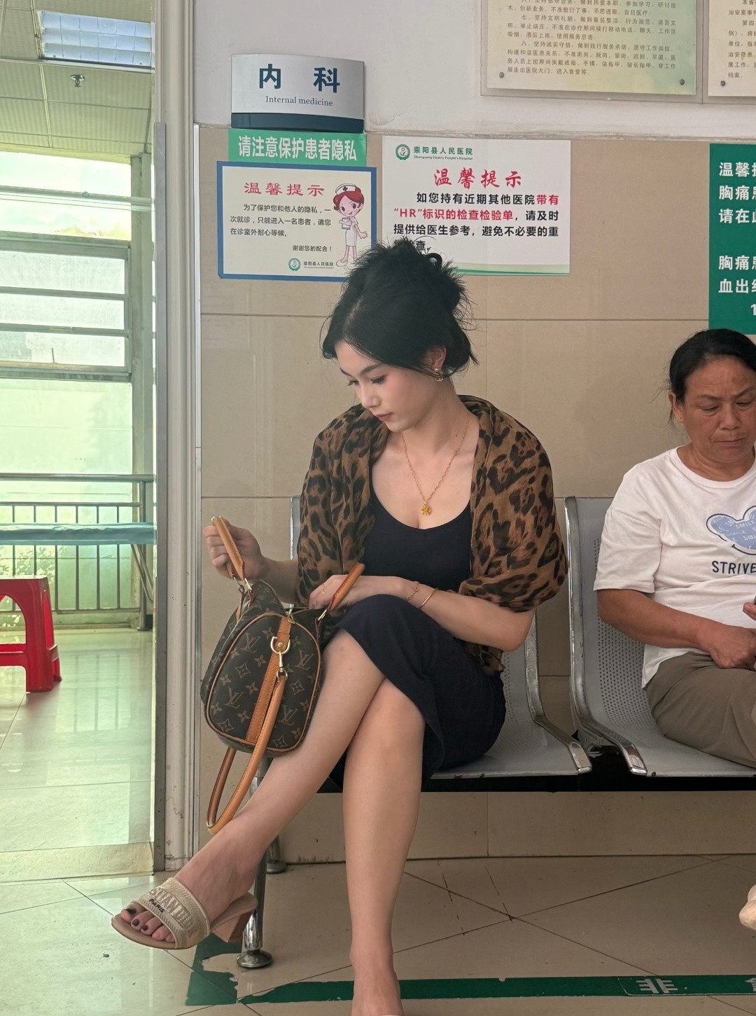 今天在医院挂号碰到一位女生，第一眼就很有好感，很喜欢这种类型。想上前搭讪，希望表