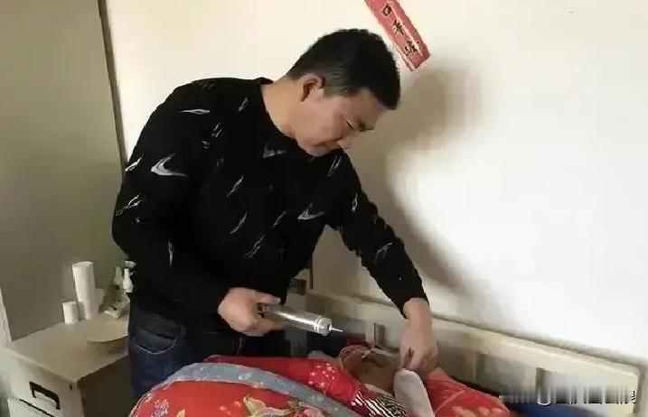 武汉快递员秦岷意外救起昏迷老人，却遭其女儿反咬：“我爸是你撞的，你要负责！”面对
