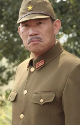 拍《亮剑》的时候，剧组因为资金紧张，找不到会日语的演员，于是导演来到片场对那些群