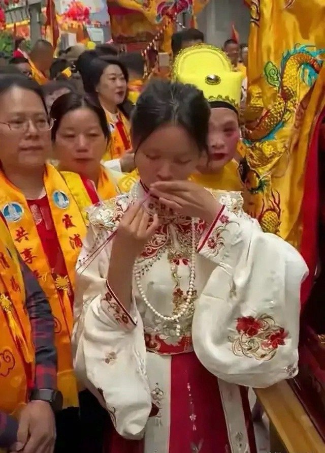 前几天，妈祖诞辰1066年，网上吵翻天，刘涛和湛江小姑娘，究竟谁能代表妈祖。