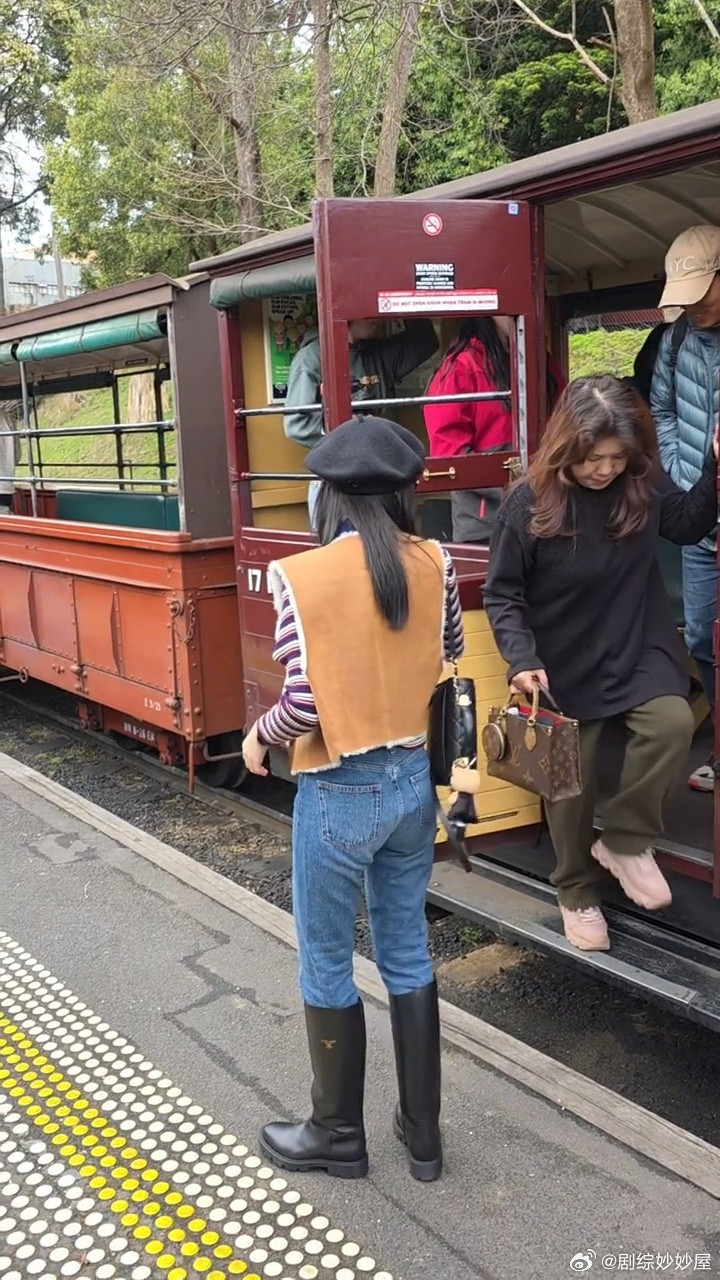 有网友在墨尔本偶遇到了毛晓彤诶，应该是和家人一起出去旅游啦​​​