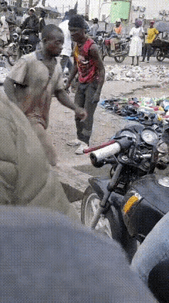 想发财的人赶紧看过来，看看这个非洲小黑哥是怎么赚钱的，这就是发大财的通俗版！